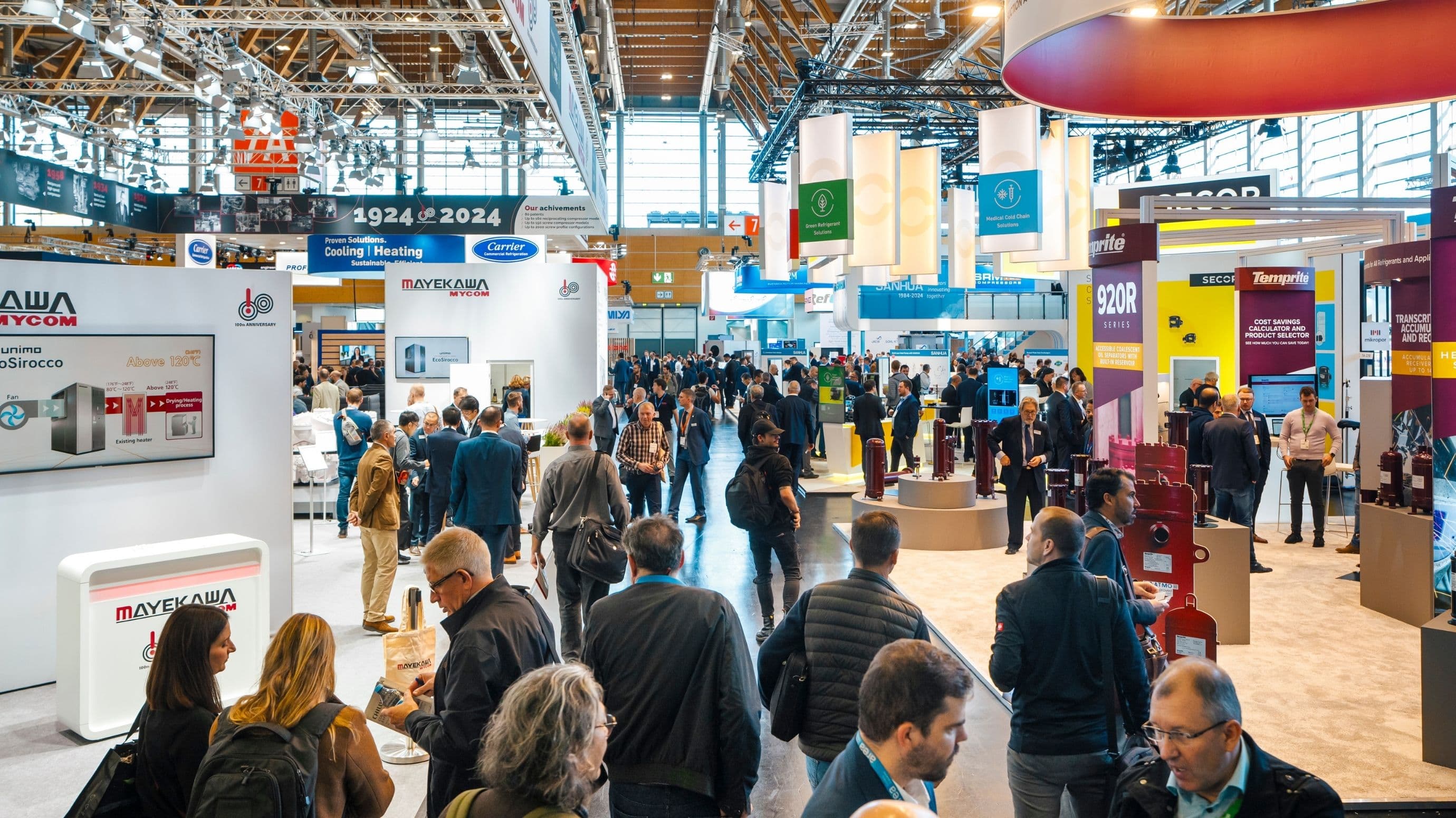 View into an exhibition hall with numerous trade fair visitors.
