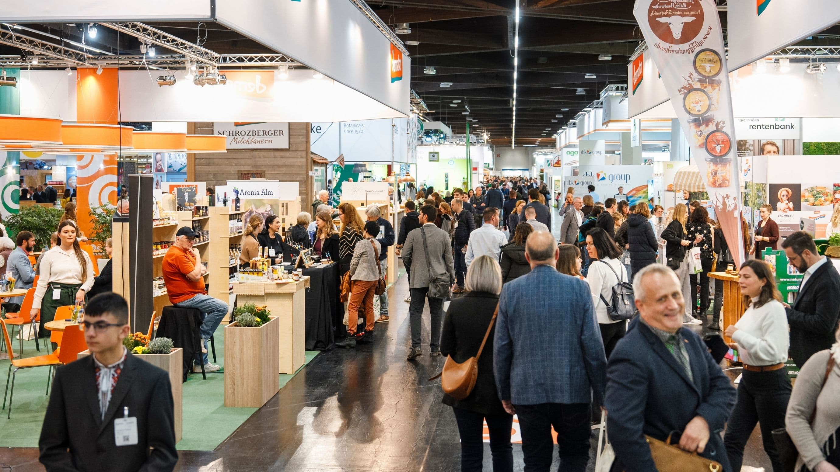 A view into an exhibition hall over the heads of the many visitors.