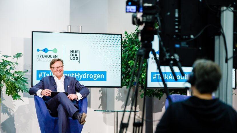 Moderator Jürgen Pfeiffer beim HYDROGEN DIALOGUE 2020 Moderator Jürgen Pfeiffer beim HYDROGEN DIALOGUE 2020