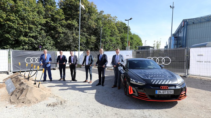 Spatenstich Audi charging hub mit Fahrzeug und Ladekabel Spatenstich für den Audi charging hub