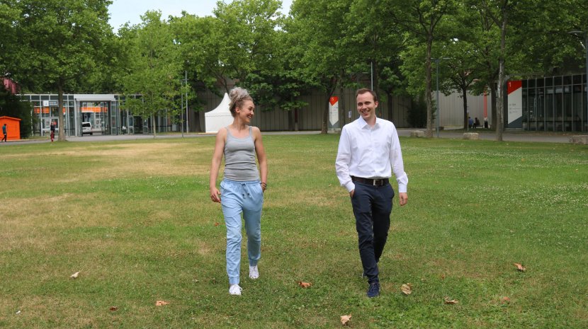 Spaziergang Trainees Kathrin Schierl und William Baumeister