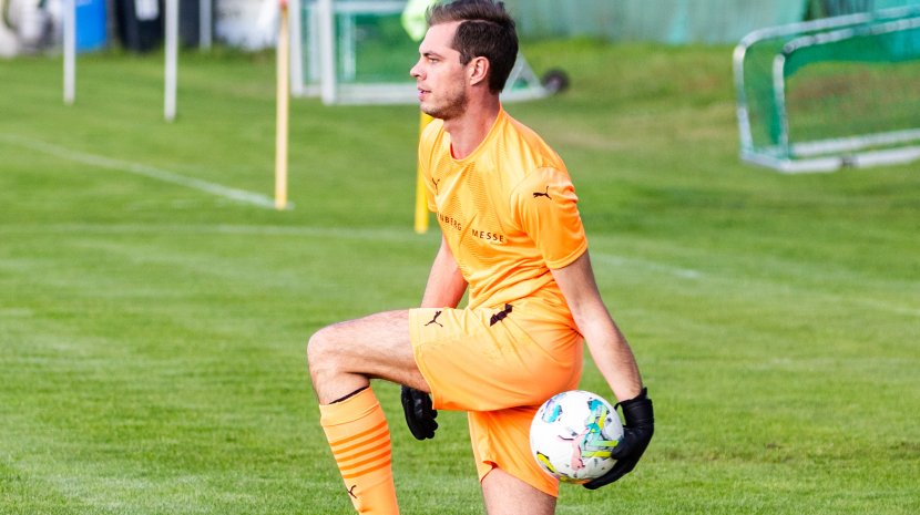 Dominik Dietz steht im Tor des NM-Fußballteams