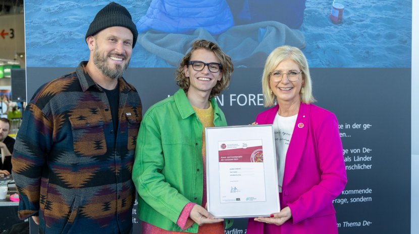 Ulrike Scharf überreicht Teun Teubes Auszeichnung Ulrike Scharf überreicht Teun Teubes Auszeichnung