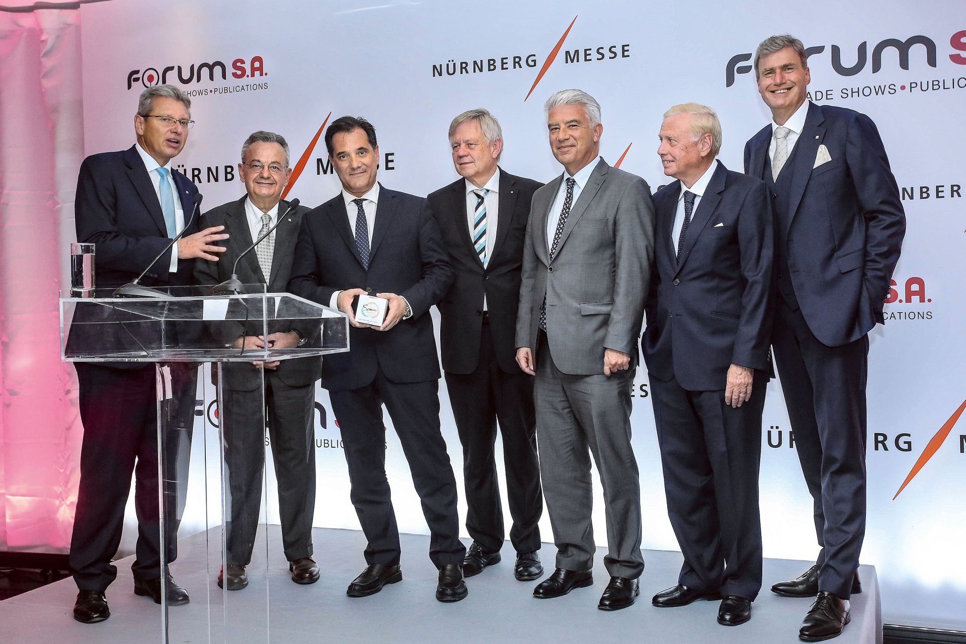 Griechenlands Wirtschaftsminister Adonis Georgiadis (3.v.l.) beim ersten gemeinsamen Empfang von NürnbergMesse und FORUM. Griechenlands Wirtschaftsminister Adonis Georgiadis (3.v.l.) beim ersten gemeinsamen Empfang von NürnbergMesse und FORUM.