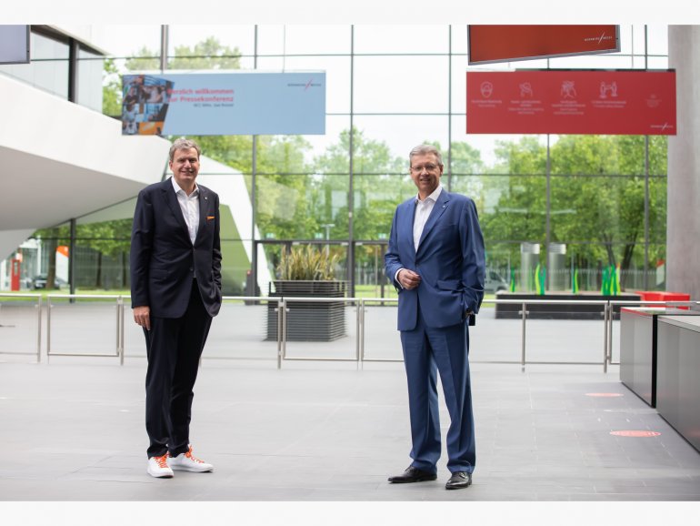 Die CEOs der NürnbergMesse Group, Peter Ottmann und Dr. Roland Fleck, im Eingang Mitte