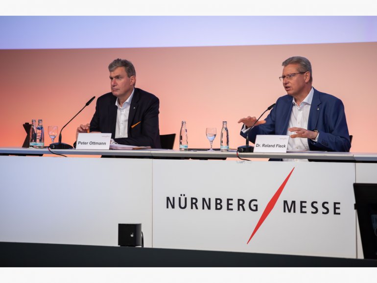 Peter Ottmann und Dr. Roland Fleck, CEOs NürnbergMesse Group, bei der Unternehmenspressekonferenz am 8. Juli 2021.