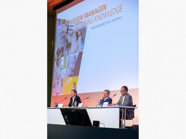 Peter Ottmann und Dr. Roland Fleck, CEOs NürnbergMesse Group, sowie Dr. Ulf Santjer, Pressesprecher NürnbergMesse Group, bei der Unternehmenspressekonferenz am 8. Juli 2021