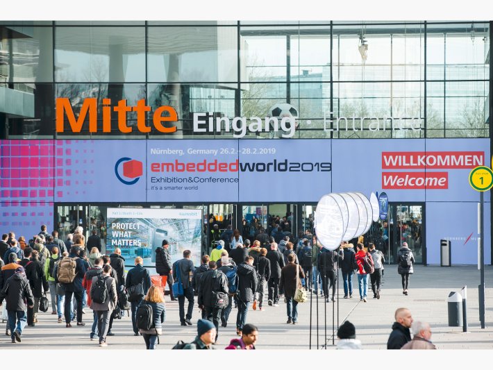 Eingang Mitte im Messezentrum Nürnberg zur embedded world