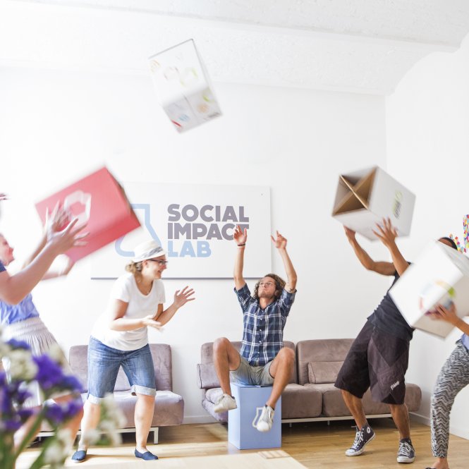 spielende Menschen im Social Impact Lab spielende Menschen im Social Impact Lab