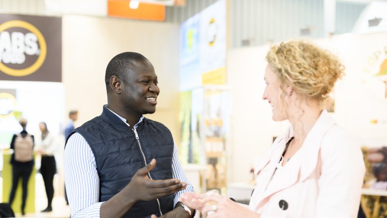 Menschen im Gespräch auf der BIOFACH