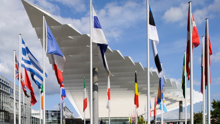 Beflaggung vor Eingang Mitte im Messezentrum Nürnberg Beflaggung vor Eingang Mitte im Messezentrum Nürnberg