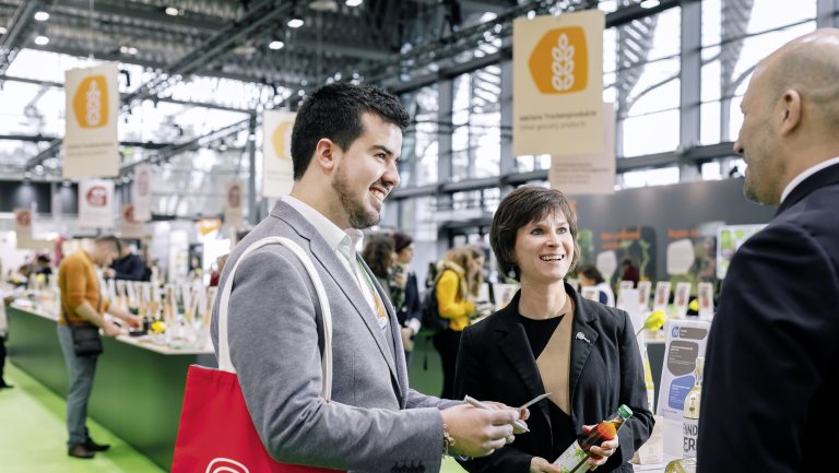 Drei Personen auf der BIOFACH im Gespräch