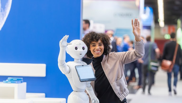 Messegeschehen it-sa mit Roboter Messegeschehen it-sa mit Roboter