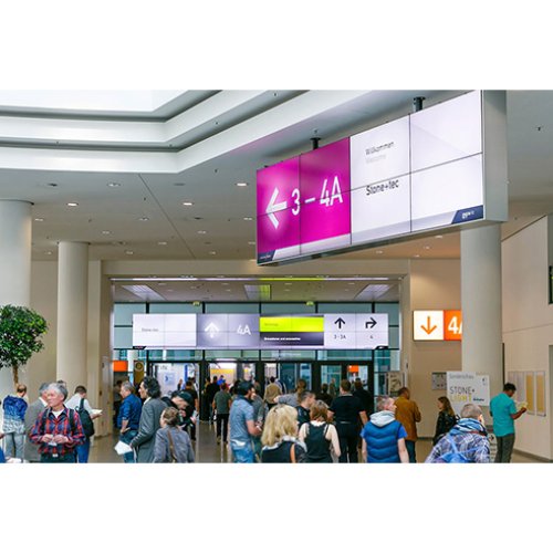 Displays zur Orientierung und Information in den Foyers der NürnbergMesse