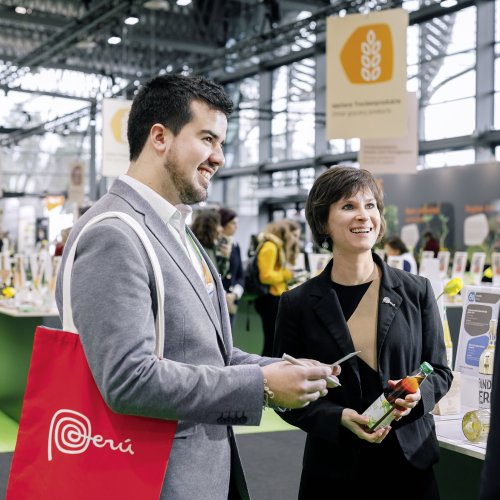 Drei Personen auf der BIOFACH im Gespräch Drei Personen auf der BIOFACH im Gespräch