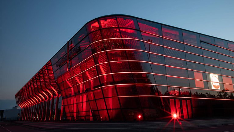 Halle 3A der NürnbergMesse in leidenschaftlichem Rot zur #nightoflight2020