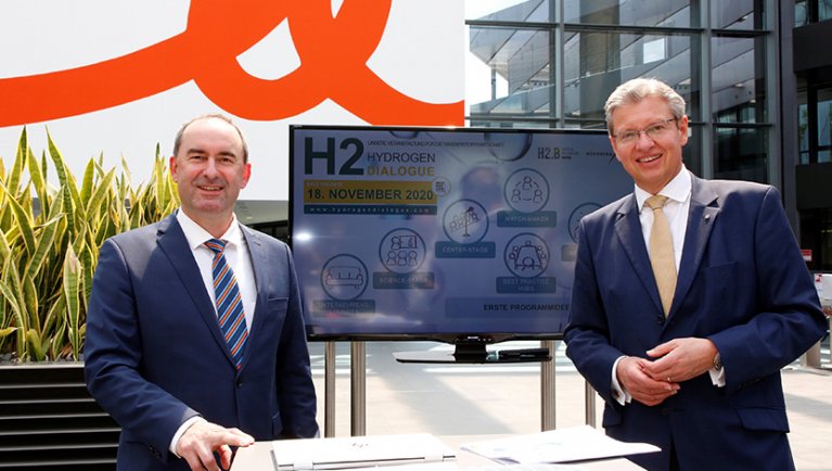 Hubert Aiwanger and Dr Roland Fleck at the presentation of the Bavarian Hydrogen Strategy
