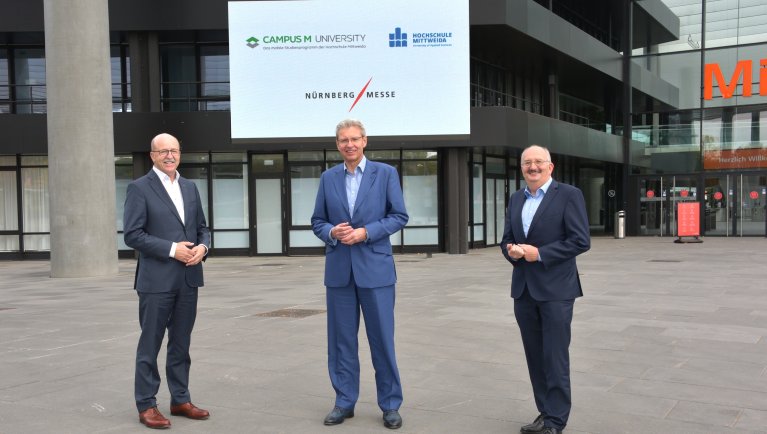 Prof. Heinrich Wiedemann, Leiter der Studienzentren München und Nürnberg der Campus M University, Dr. Roland Fleck, CEO NürnbergMesse Group, und Prof. Dr. Ludwig Hilmer, Rektor der Hochschule Mittweida