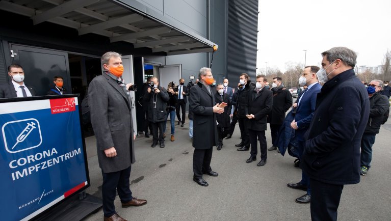 Eröffnung Corona-Impfzentrum Nürnberg: Oberbürgermeister Marcus König, Bundesgesundheitsminister Jens Spahn und Bayerns Ministerpräsident Dr. Markus Söder und die Geschäftsführer der NürnbergMesse.