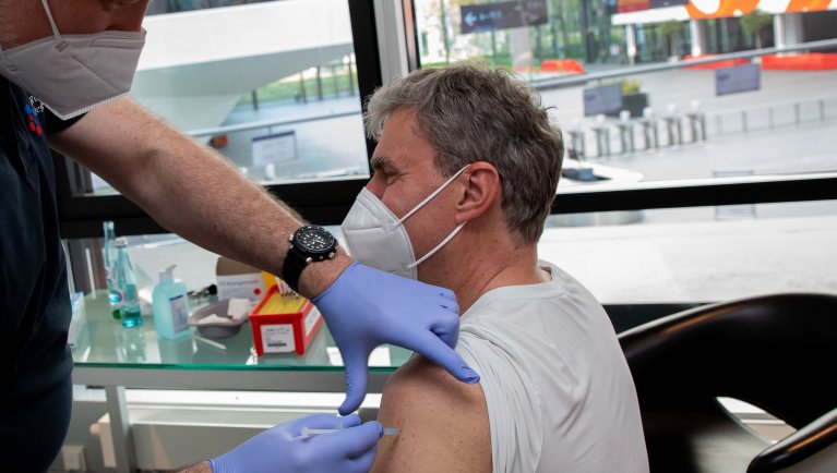 CEO Peter Ottmann am ersten Impftag der NürnbergMesse