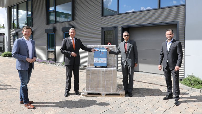 Nürnbergs Oberbürgermeister Marcus König, NürnbergMesse-CEO Dr. Roland Fleck, der indische Konsuls N. Ramakrishnan und Frank Langenscheidt, Betriebsleiter der Hans Müller HMP Medizintechnik GmbH 