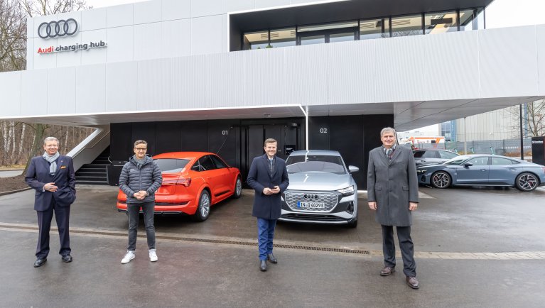 Weltpremiere im Messezentrum: Audi charging hub startet als städtisches Schnelladekonzept. (v.l.n.r.) Dr. Roland Fleck (Geschäftsführer NürnbergMesse), Ralph Hollmig (AUDI AG), Marcus König (Oberbürgermeister Stadt Nürnberg) und Peter Ottmann (Geschäftsführer NürnbergMesse) waren gemeinsam bei der Eröffnung vor Ort.