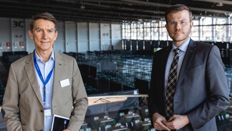 Nürnbergs Oberbürgermeister Marcus König verschaffte sich einen Eindruck von der Notunterkunft in Halle 3C am Messezentrum Nürnberg.