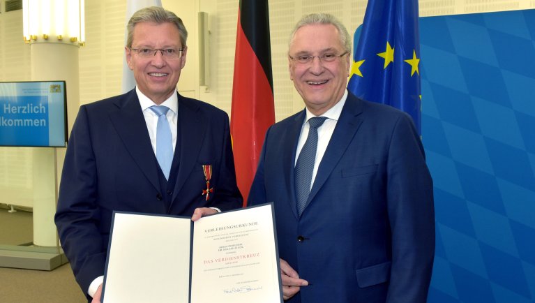 Award of the Federal Cross of Merit on Ribbon to NürnbergMesse CEO Prof. Dr Roland Fleck