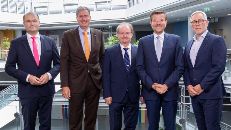 Albert Füracker (Finanz- und Heimatminister Bayern  und stellv. Aufsichtsratsvorsitzender NürnbergMesse) Peter Ottmann (CEO NürnbergMesse Group), Prof. Elmar Forster (Hauptgeschäftsführer Handwerkskammer für Mittelfranken), Marcus  König (Oberbürgermeister Stadt Nürnberg und Aufsichtsratsvorsitzender NürnbergMesse) sowie Markus Lötzsch (Hauptgeschäftsführer der Industrie- und Handelskammer  Nürnberg für MIttelfranken) 