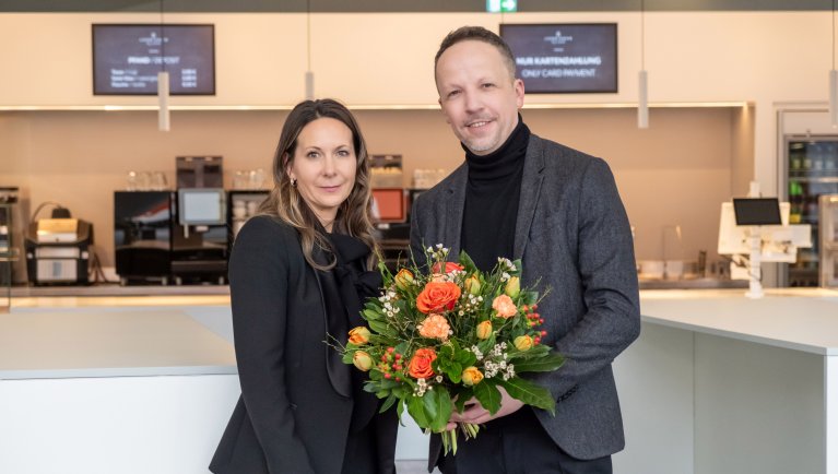 Dr. Martin Kassubek (right) gives Dr. Nadine Lehrieder (left) a flower boquet
