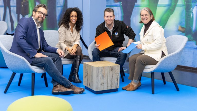 Sustainable Booth-Building: Iris Wörnlein-Herbke, Messebau Wörnlein, Alexander Woderer from Markus GmbH, Jennifer Tegeler, NürnbergMesse, and Markus Geyer from Holtmann+ present the sustainable ECO-Rips carpet (from right)