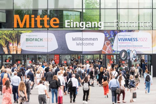 People on their way to the entrance of the trade fair duo BIOFACH and VIVANESS 2022.