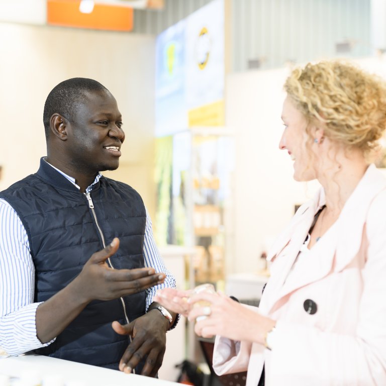 Menschen im Gespräch auf der BIOFACH