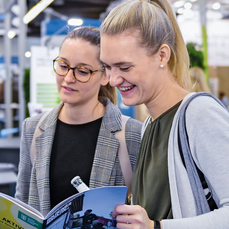 Zwei Frauen im Gespräch auf der BIOFACH