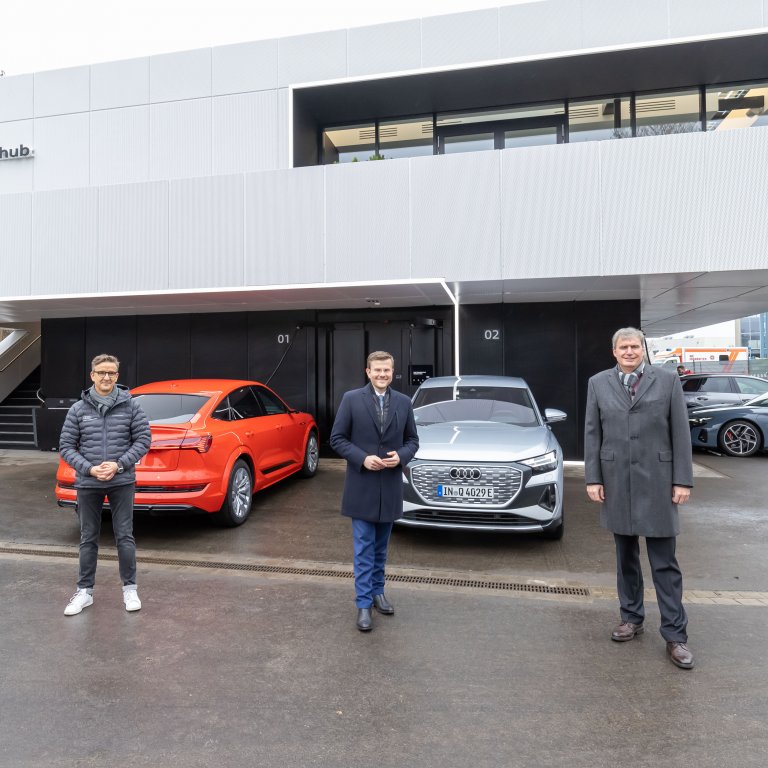 Weltpremiere im Messezentrum: Audi charging hub startet als städtisches Schnelladekonzept. (v.l.n.r.) Dr. Roland Fleck (Geschäftsführer NürnbergMesse), Ralph Hollmig (AUDI AG), Marcus König (Oberbürgermeister Stadt Nürnberg) und Peter Ottmann (Geschäftsführer NürnbergMesse) waren gemeinsam bei der Eröffnung vor Ort.