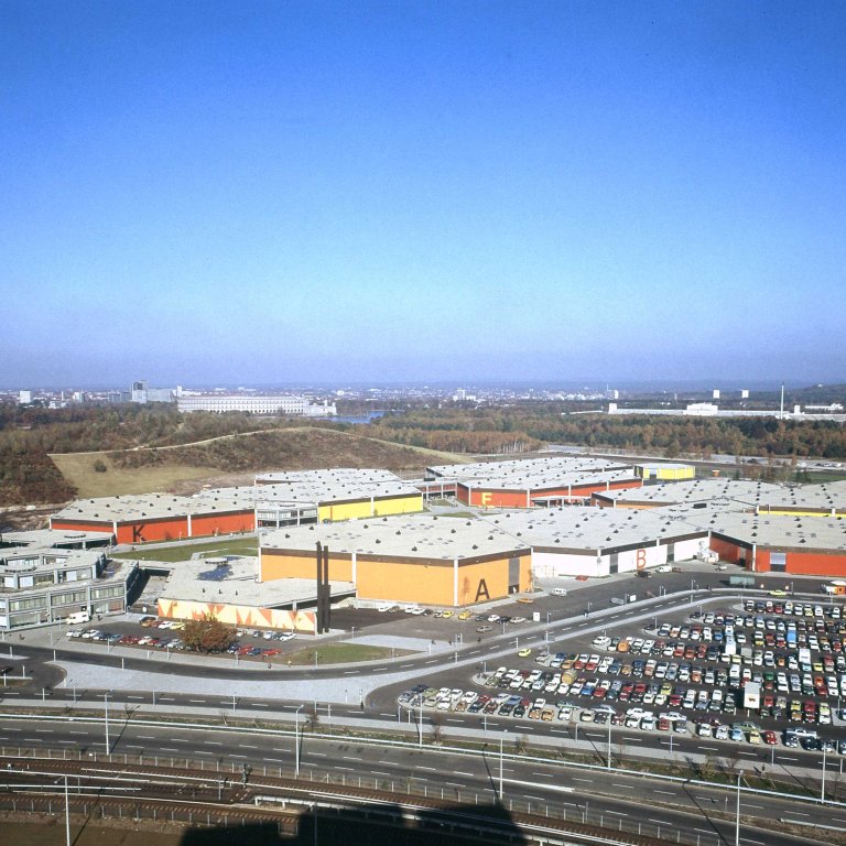 Blick auf das Messegelände Nürnberg im Stadtteil Langwasser im Jahr 1973