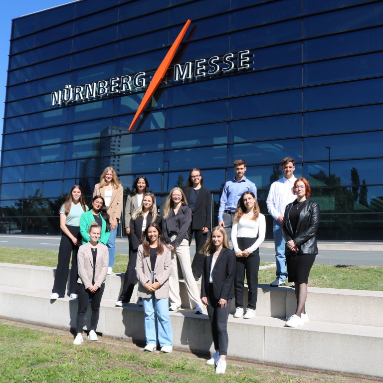 The fourteen trainees and dual students from the class of 2023.